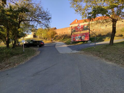 Příjezd k hradu a svah pod hradem k silnici #141